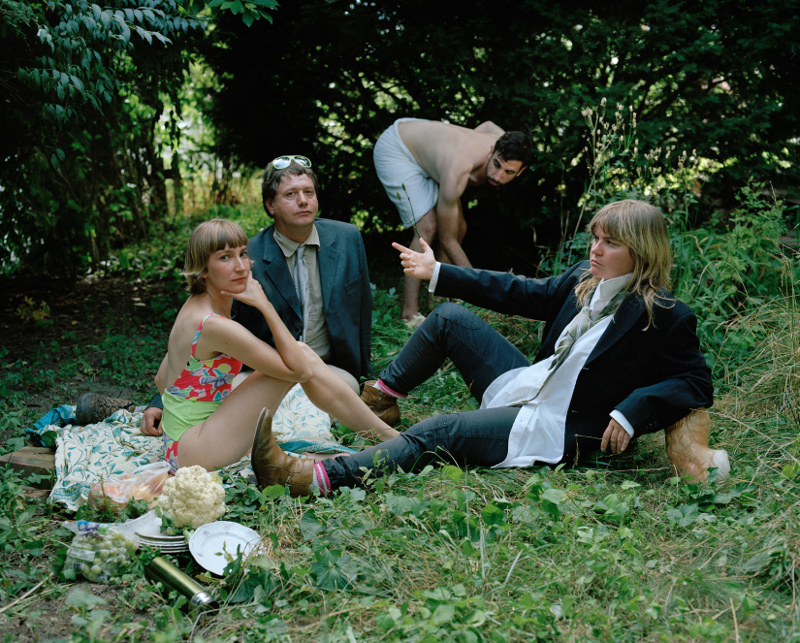 Sheila Heti, Margoux Williamson, Sholem Krishtalka e Ryan Kamstra em recriação de Le déjeuner sur l'herb, de Manet