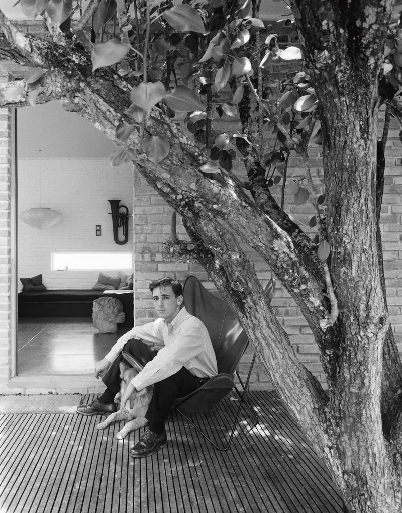 Autorretrato em frente ao primeiro estúdio, projetado e construído por ele próprio, Porto Alegre, 1955 / Acervo IMS