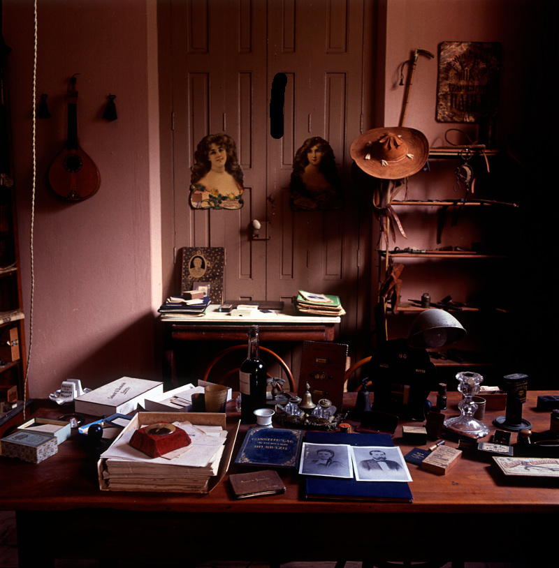 Mesa de trabalho que pertenceu ao Barão de Jeremoabo, na Fazenda Santo Antônio do Camaciatá (BA), 1980. Fotografia de Mario Cravo Neto sobre Canudos. / Acervo IMS